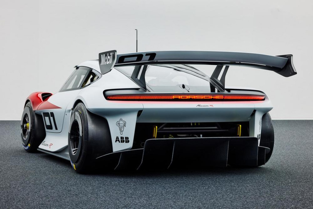 Porsche dévoile une voiture de course électrique - photo 2